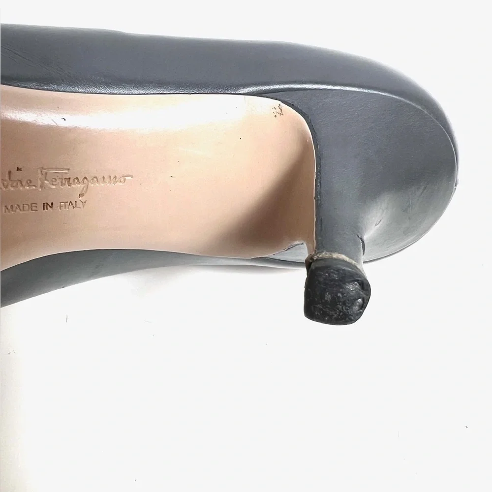 SALVATORE FERRAGAMO Vera charcoal  leather  pumps  7